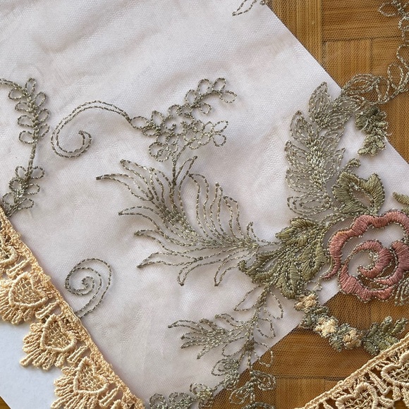 Vintage embroidered mesh doily with lace and roses 🌹 - Picture 5 of 9